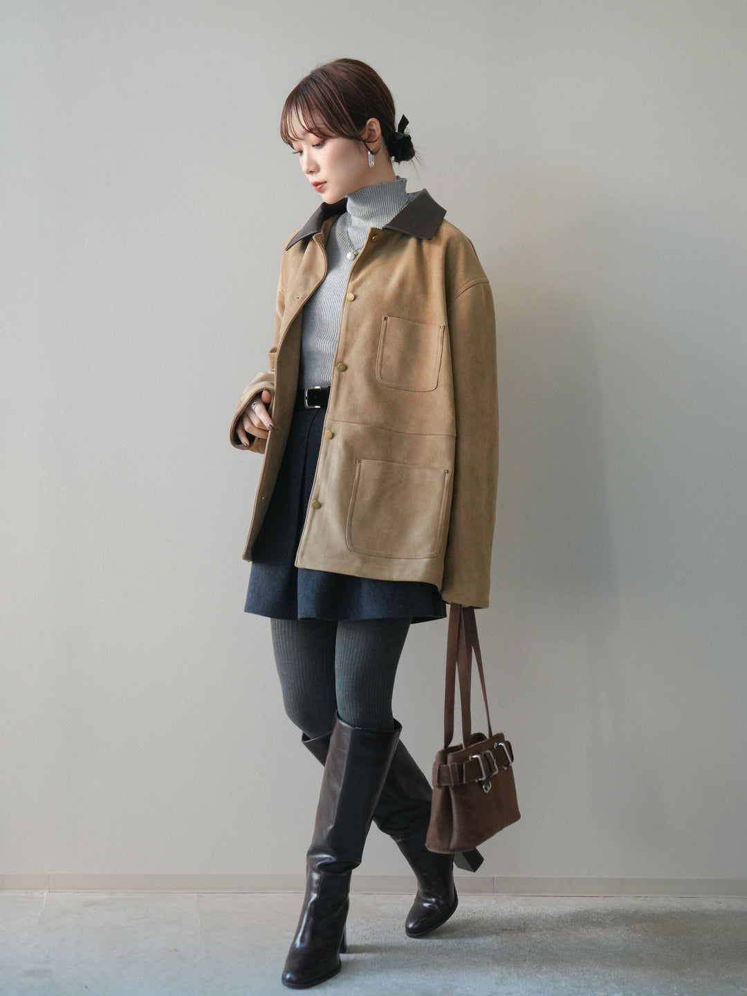 [SET]襟レザーステンカラースエードジャケット+袖ボタンボトルネックリブニットトップス+ベルト付きタックミニスカート(3set)