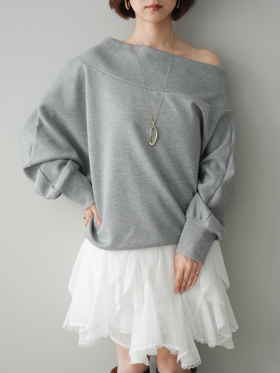 [SET]アシンメトリーオフショルポンチプルオーバー+ラッフルレースミニスカート(2set)