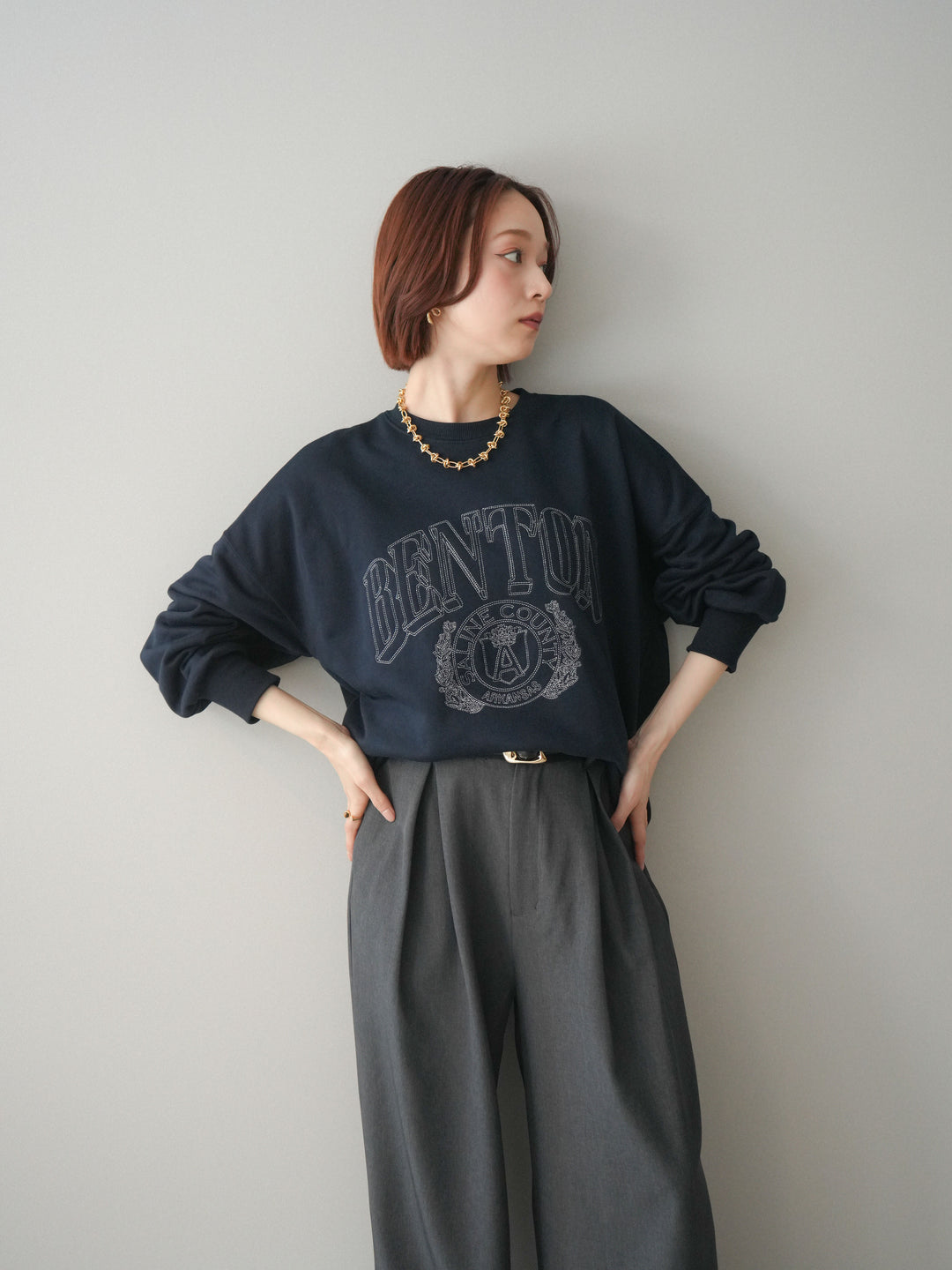 [SET]カレッジロゴ刺繍BIGスウェットプルオーバー+サテンベルトタックワイドパンツ(2set)