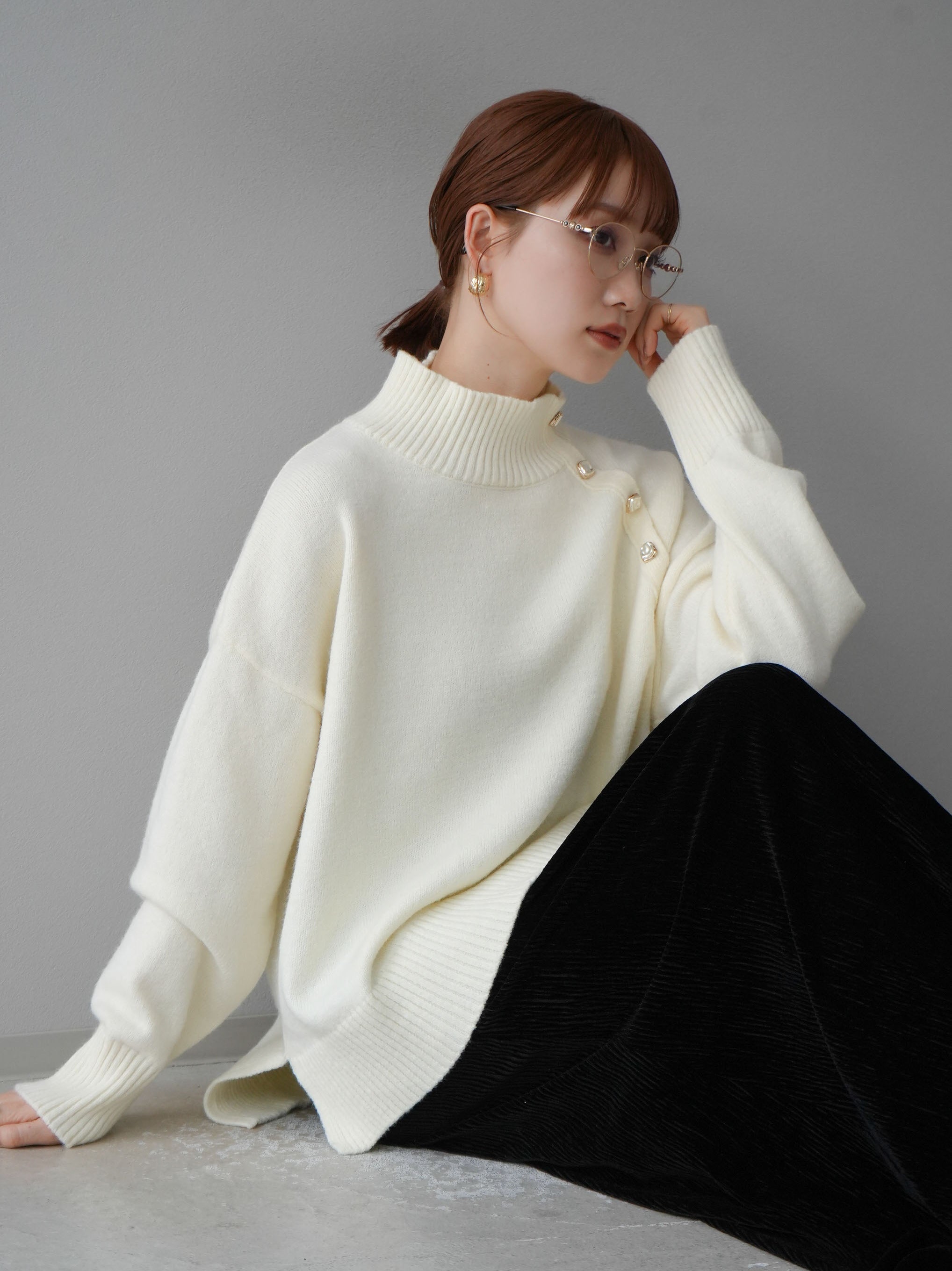 予約]デザインボタンハイネックニットプルオーバー/アイボリー – Lumier