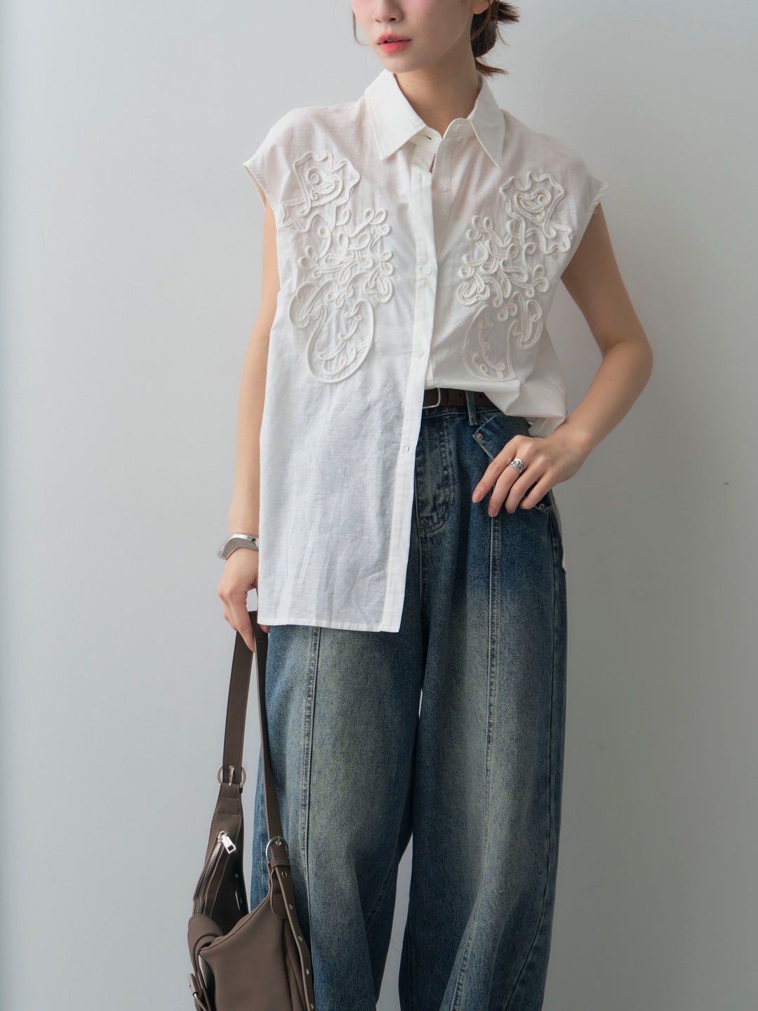 [予約]コード刺繍スリーブレスシャツ/white