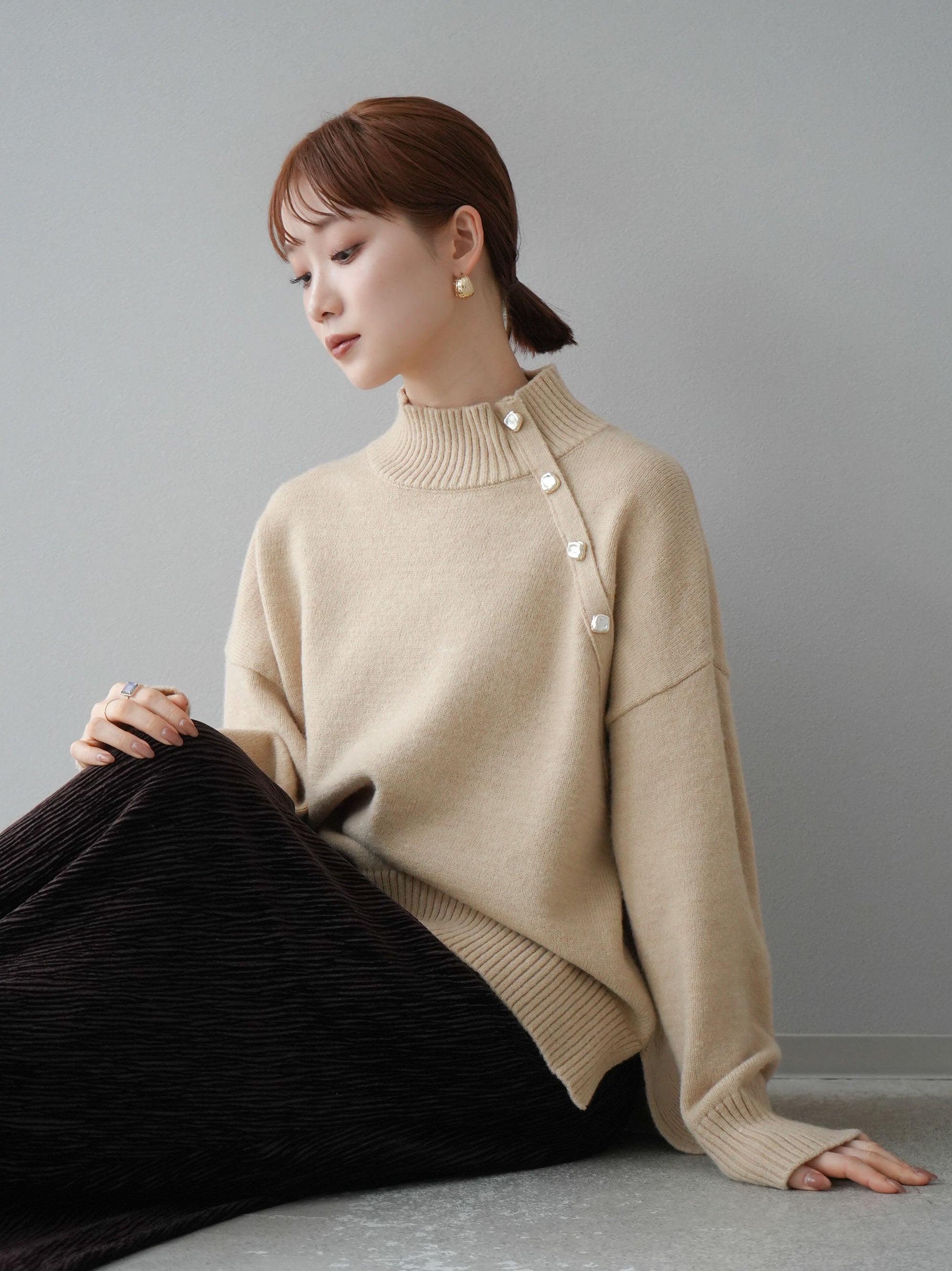 L'Appartement H/N N/S KNIT  ハイネック ベージュ 予約]デザインボタンハイネックニットプルオーバー/ベージュ – Lumier