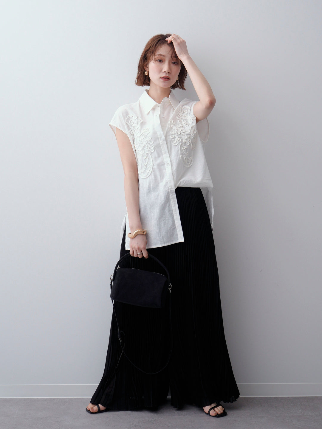 [予約]コード刺繍スリーブレスシャツ/white