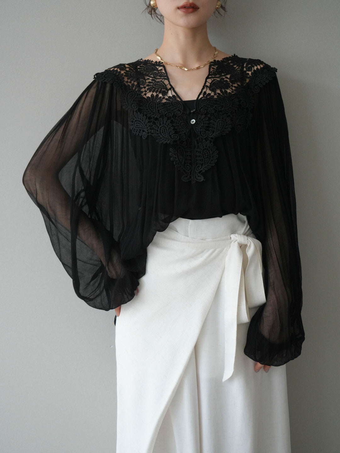 [予約]レースディテールシアーブラウス/black