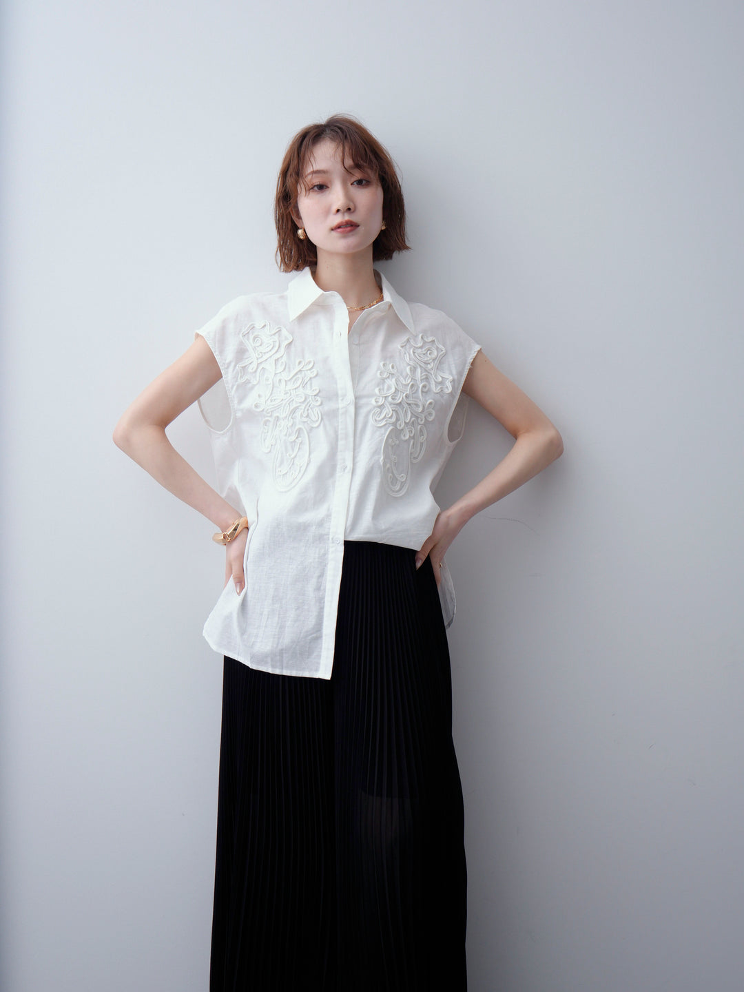 [予約]コード刺繍スリーブレスシャツ/white