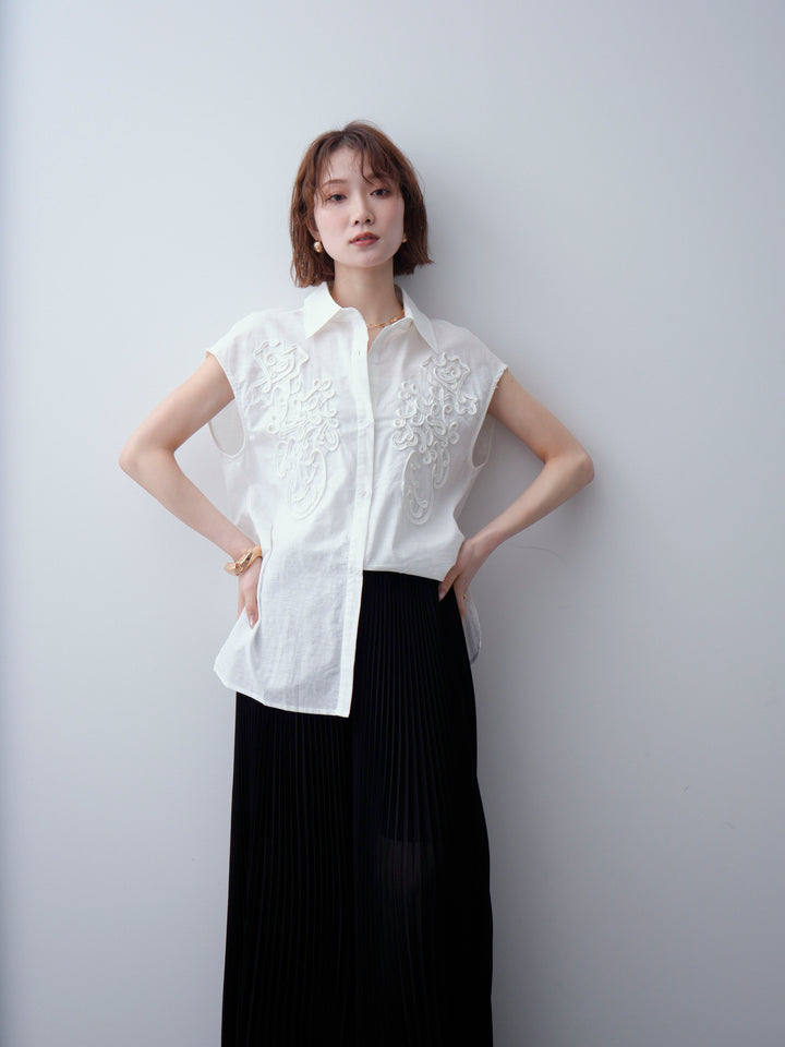 [予約]コード刺繍スリーブレスシャツ/white