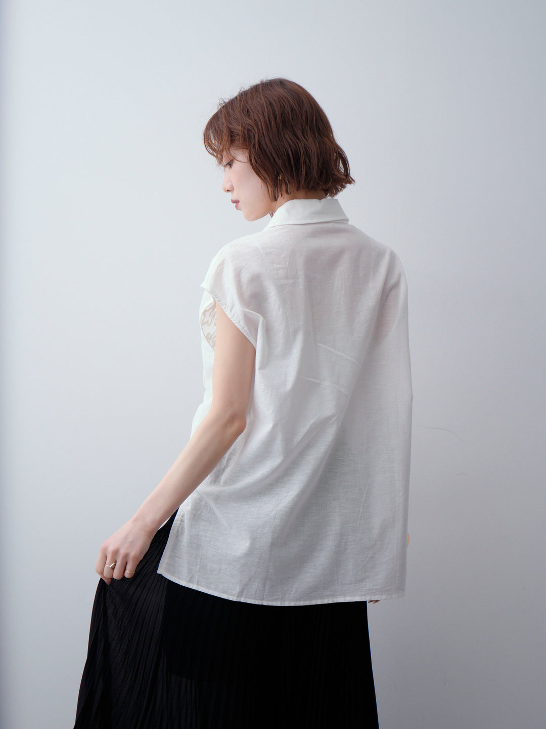 [予約]コード刺繍スリーブレスシャツ/white
