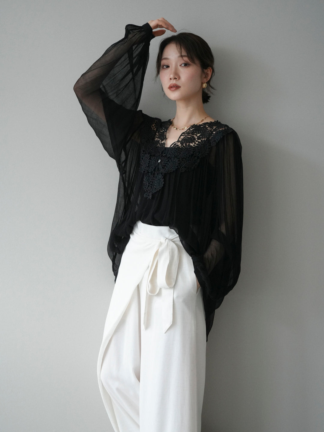 [予約]レースディテールシアーブラウス/black
