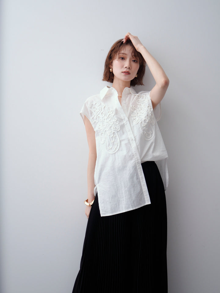 [予約]コード刺繍スリーブレスシャツ/white