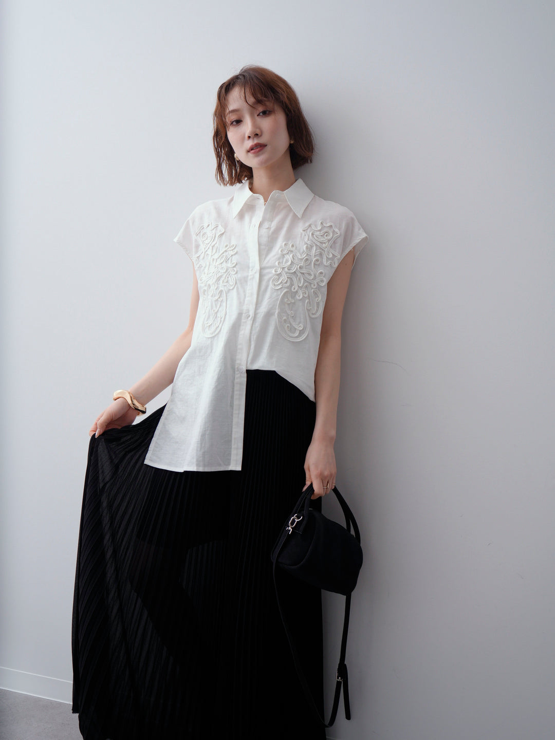 [予約]コード刺繍スリーブレスシャツ/white