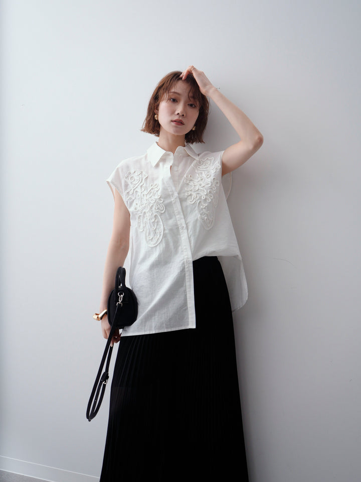 [予約]コード刺繍スリーブレスシャツ/white