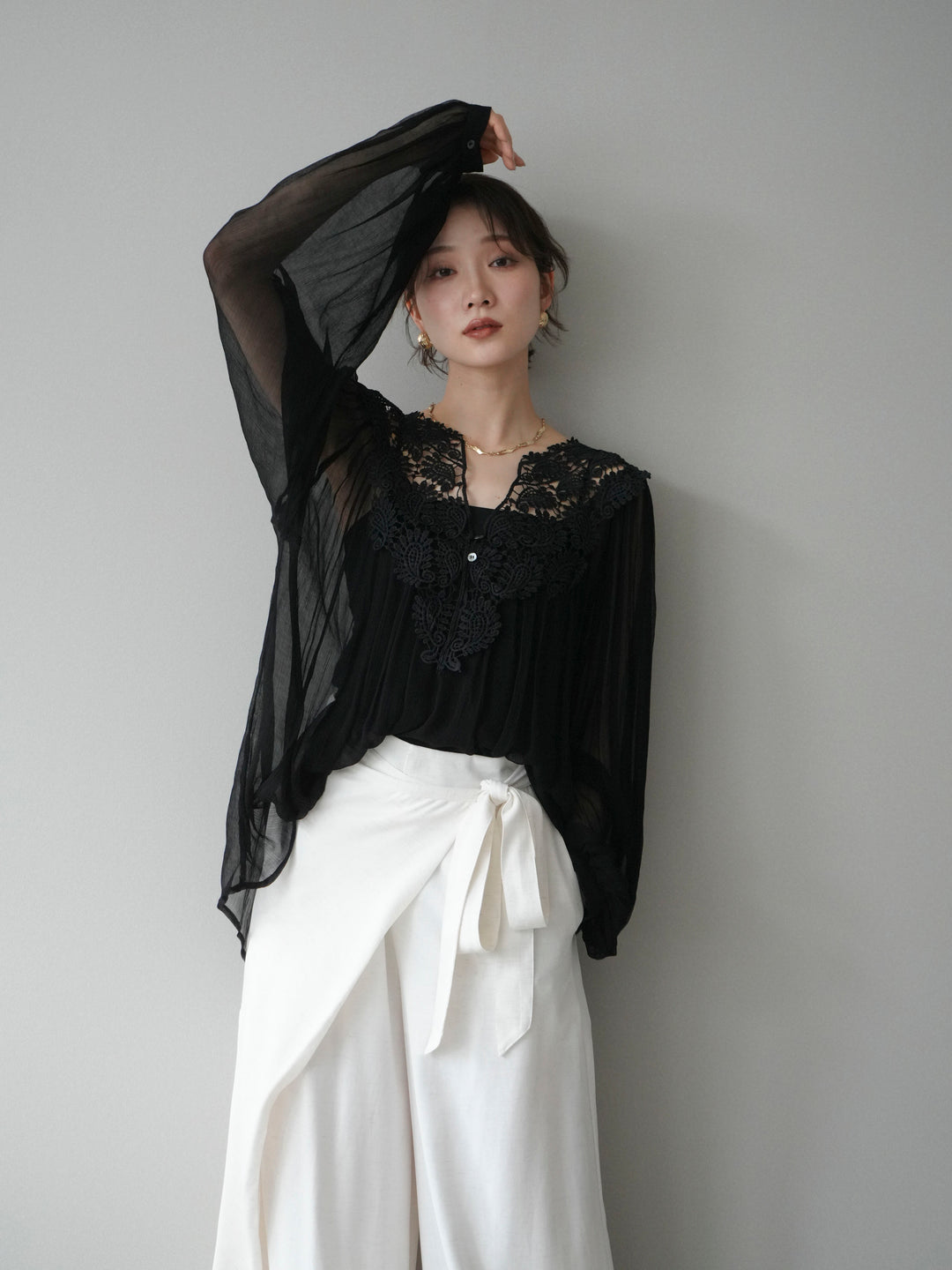 [予約]レースディテールシアーブラウス/black