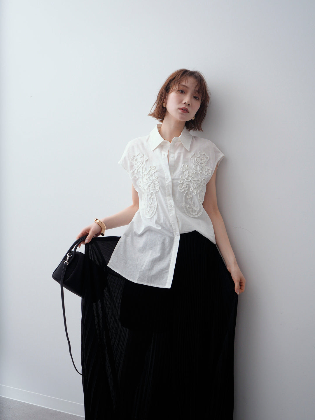 [予約]コード刺繍スリーブレスシャツ/white