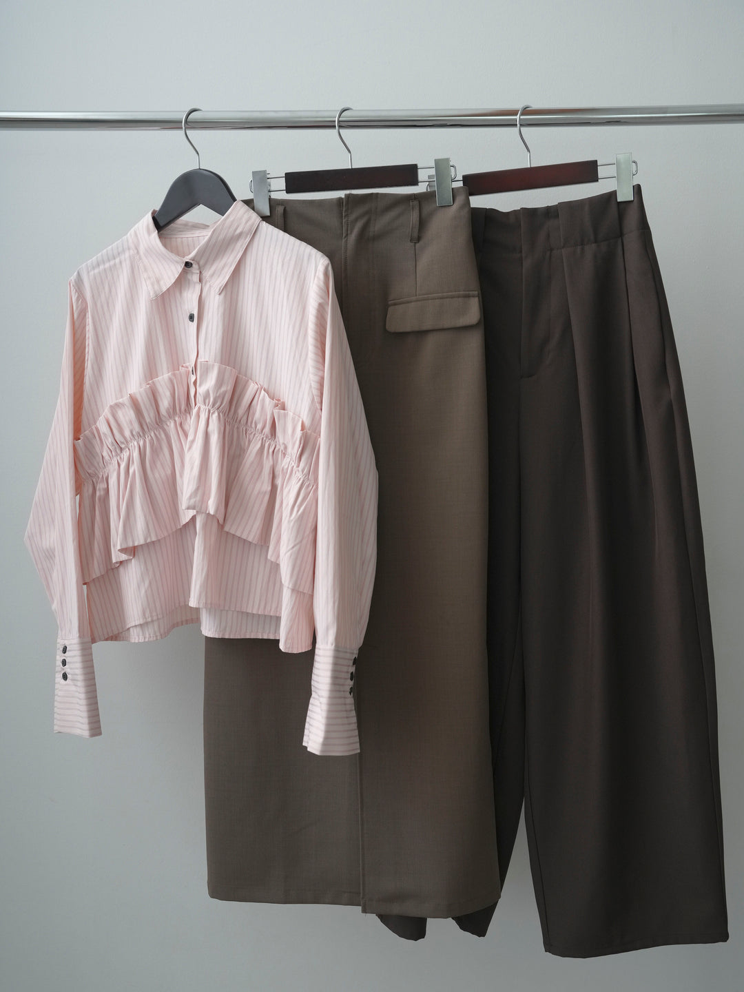 【着回しセット】ストライプフリルシャツ+クレープデシンフラップ付きストレートスカート+ツイルタックコクーンパンツ(3set)