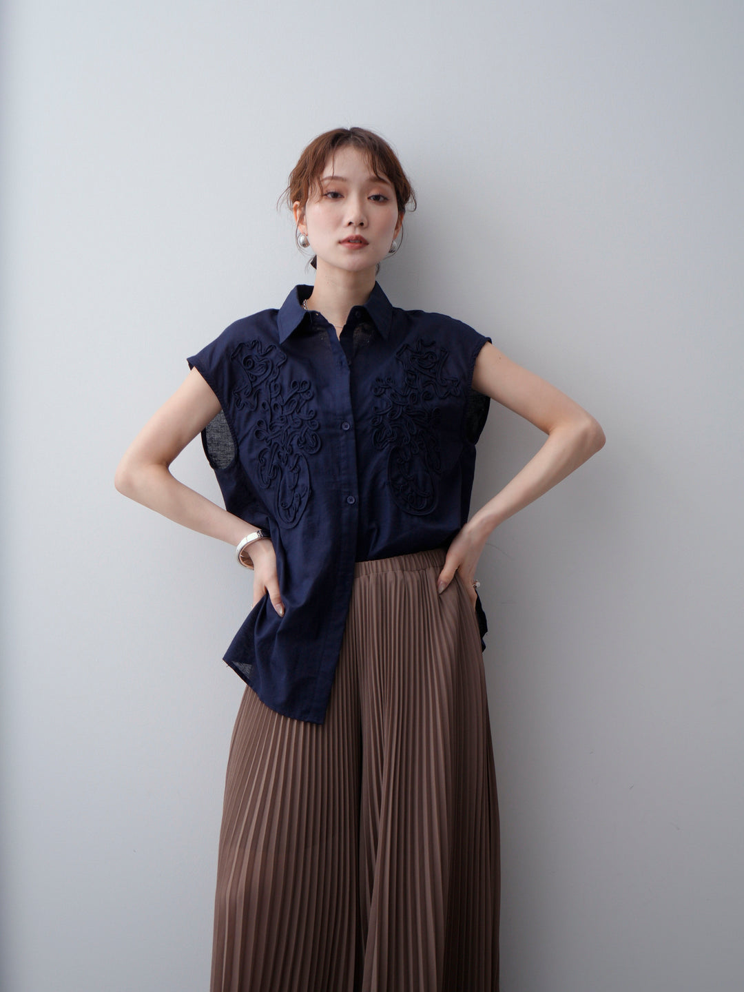 [予約]コード刺繍スリーブレスシャツ/navy