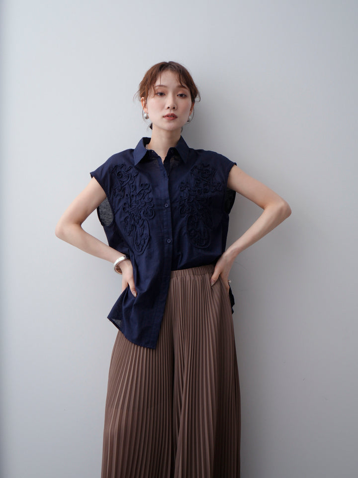 [予約]コード刺繍スリーブレスシャツ/navy