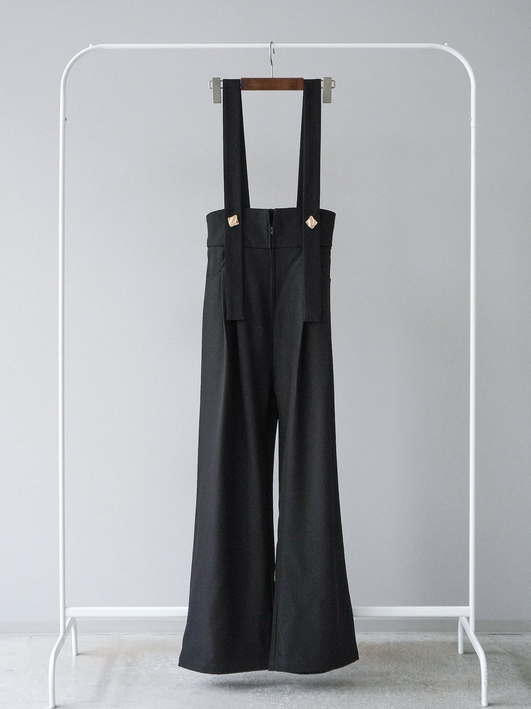 [SET]袖配色ハイネックボーダーリブニットトップス+ゴールドボタンサスペンダーワイドパンツ(2set)