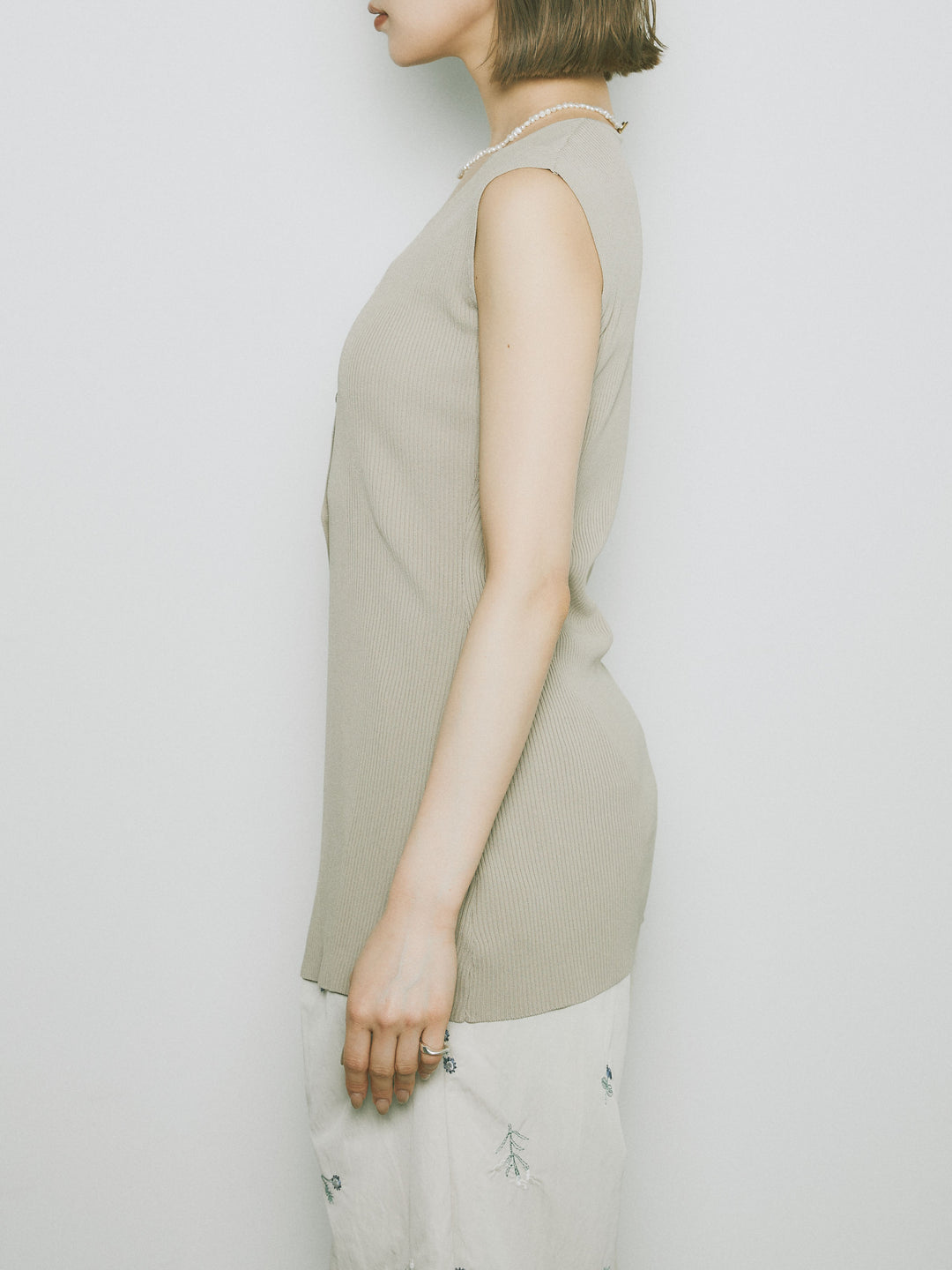 [予約]フロントスリットリブシェイプニットトップス/ベージュ