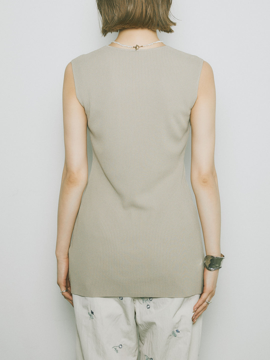 [予約]フロントスリットリブシェイプニットトップス/ベージュ