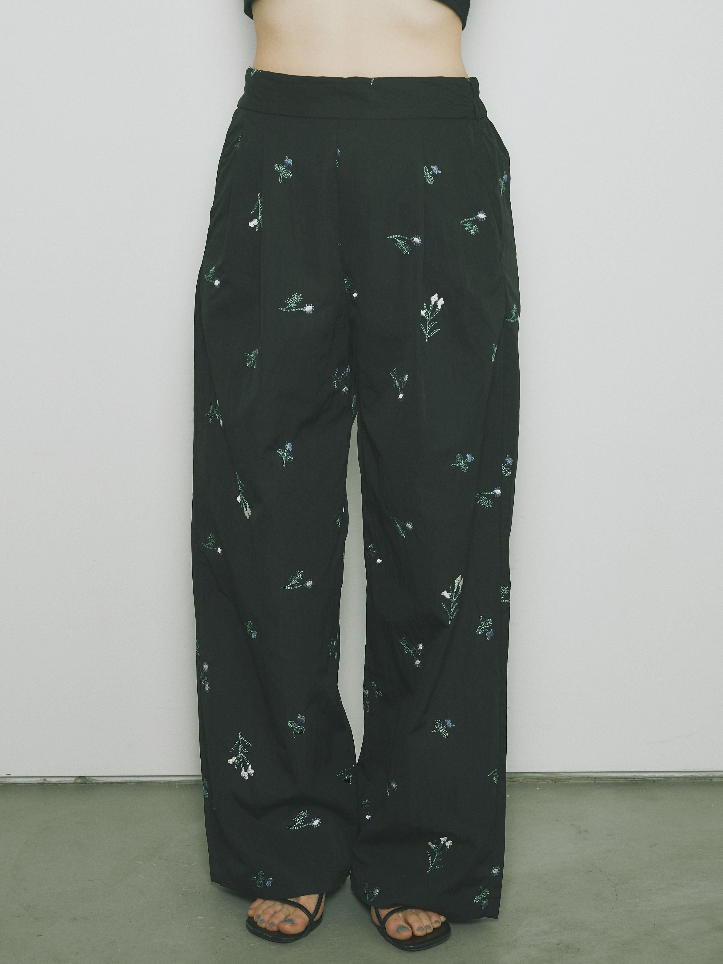 予約]フラワー刺繍タフタタックパンツ/ブラック – Lumier