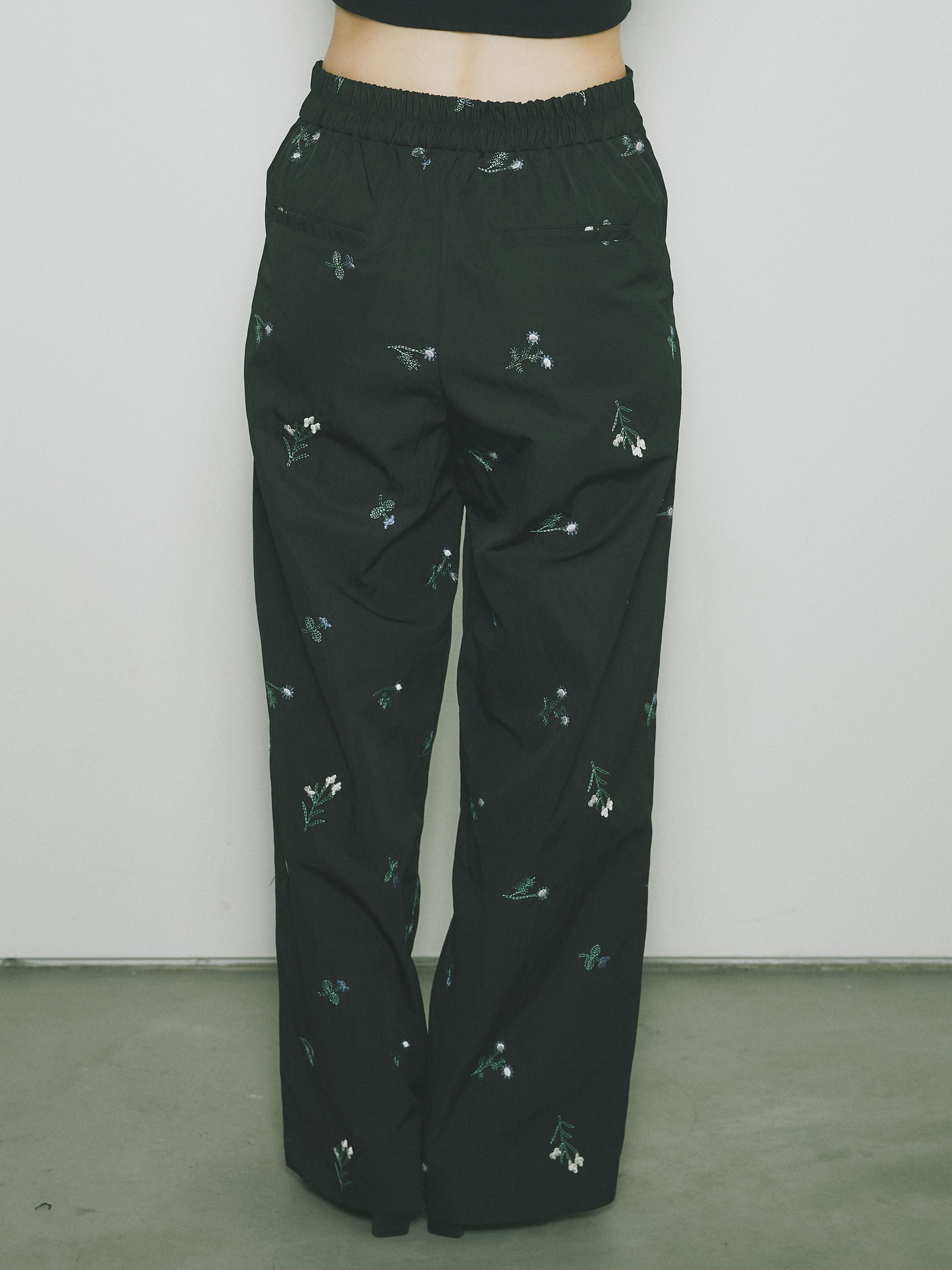 予約]フラワー刺繍タフタタックパンツ/ブラック – Lumier
