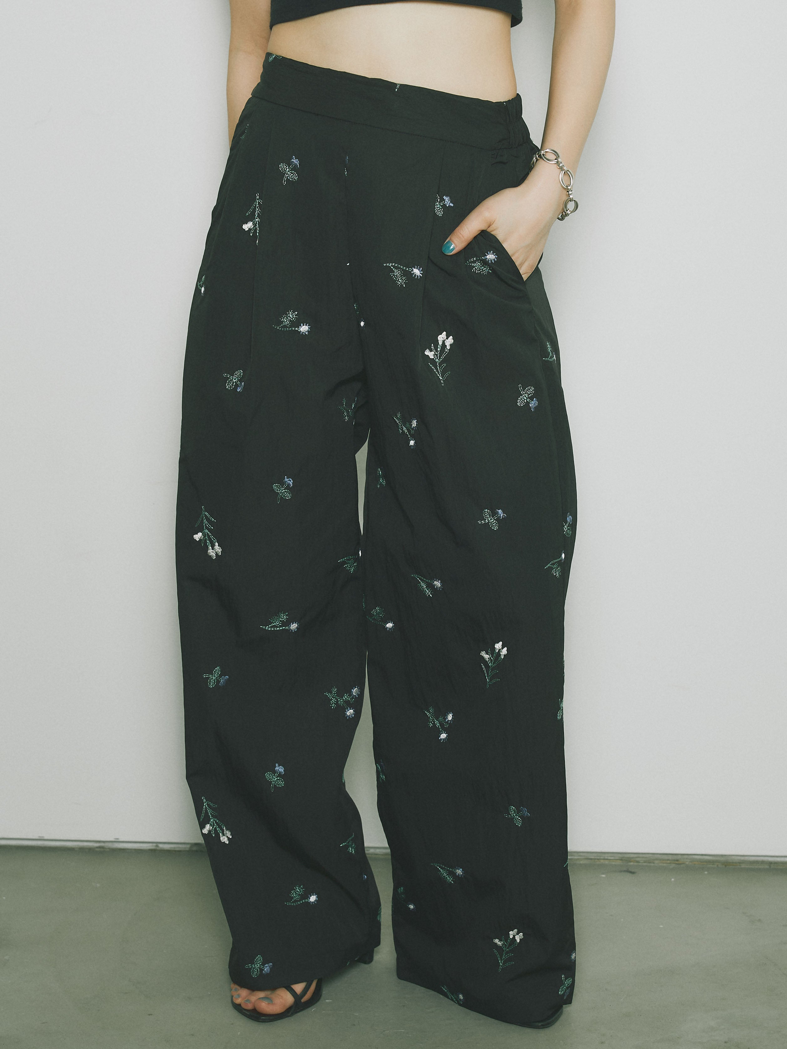 予約]フラワー刺繍タフタタックパンツ/ブラック – Lumier