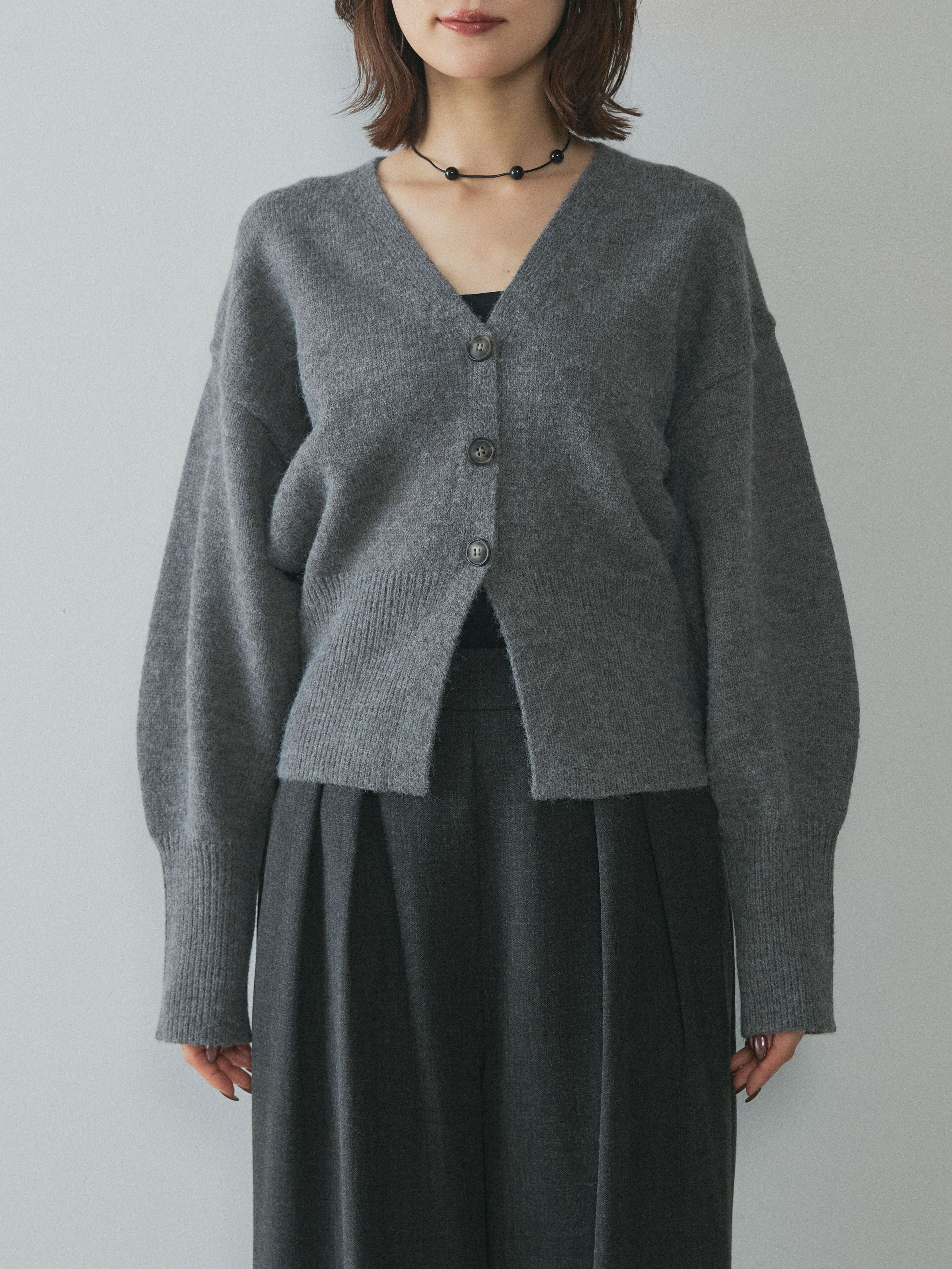 予約]アルパカタッチVネックカーディガン/charcoal – Lumier