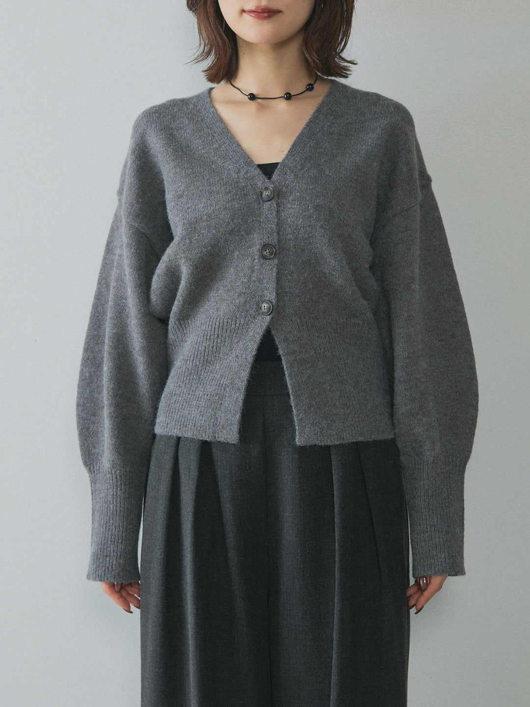 [予約]アルパカタッチVネックカーディガン/charcoal