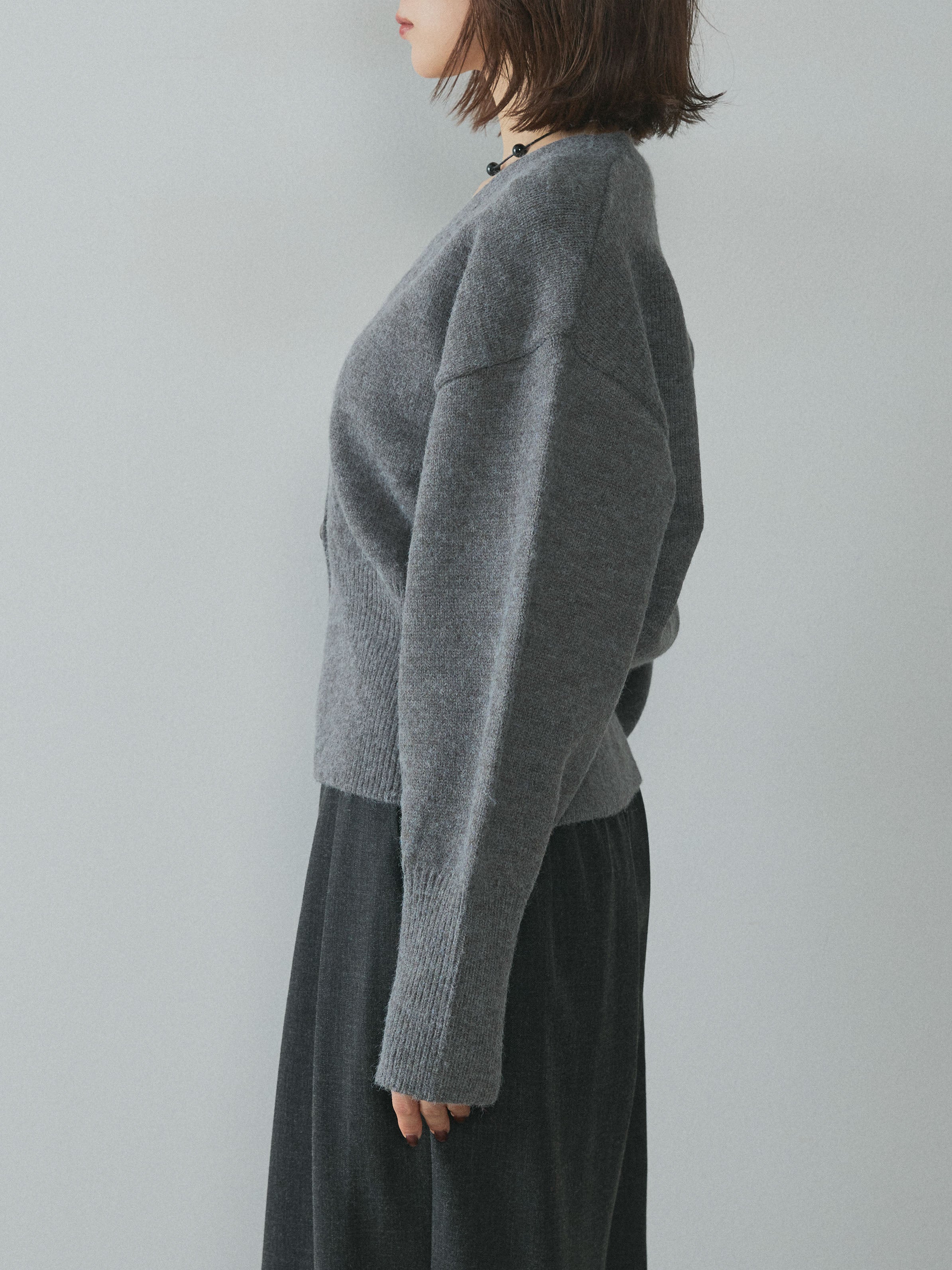 予約]アルパカタッチVネックカーディガン/charcoal – Lumier