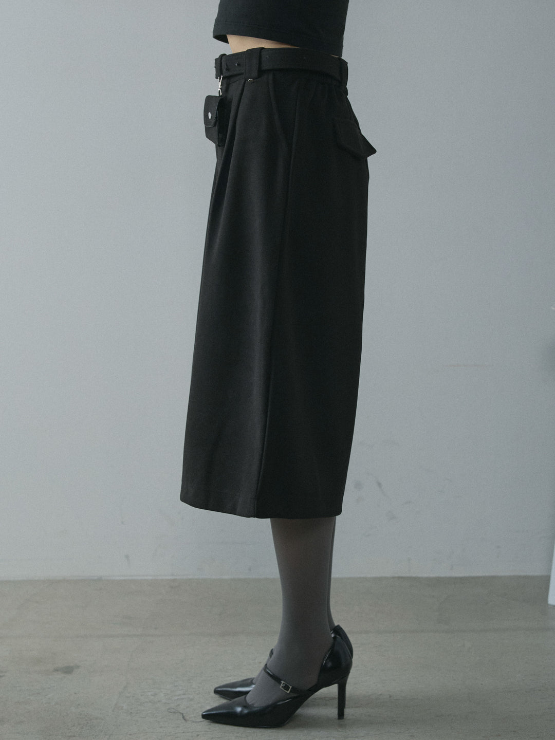 [予約]ベルト付ウールタッチミディアムパンツ/ブラック