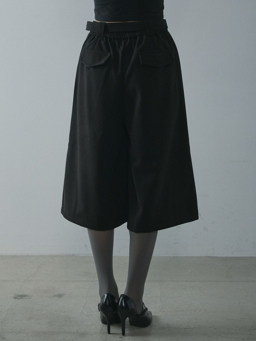 [予約]ベルト付ウールタッチミディアムパンツ/ブラック