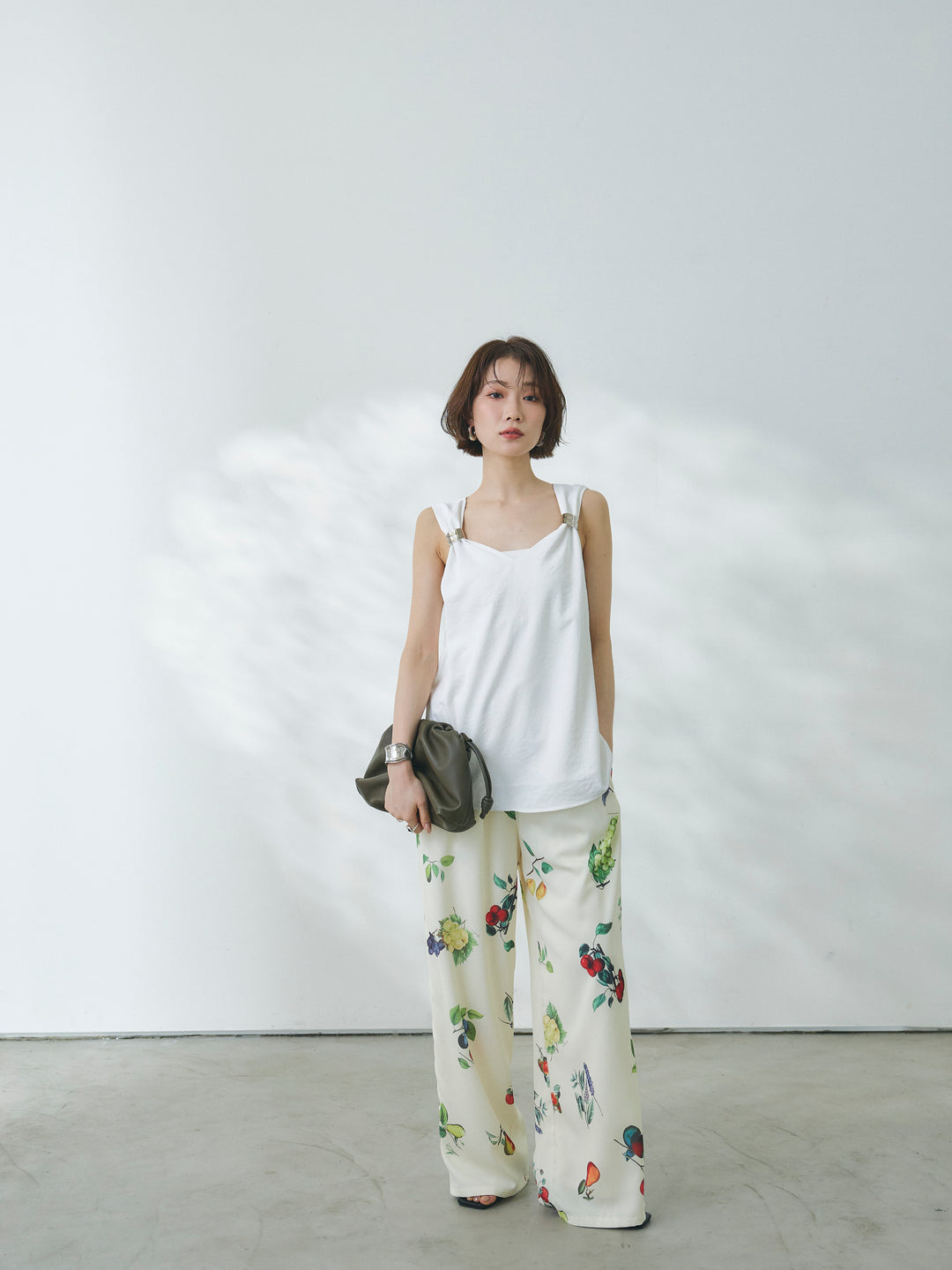 【Allure】[SET]メタルモチーフノースリーブブラウス+ボタニカルプリントイージーパンツ(2set)