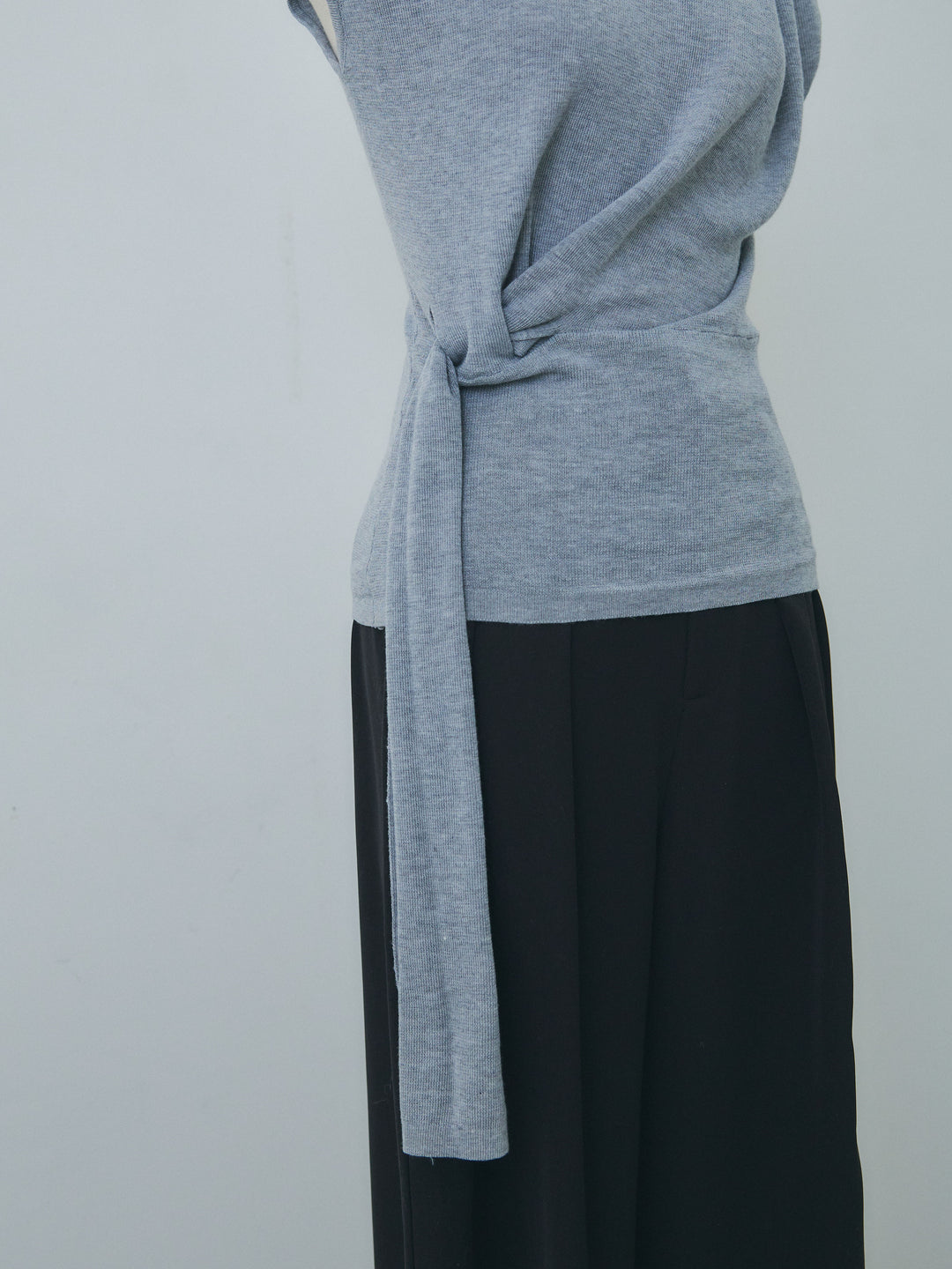 [予約]サイドベルトボトルネックノースリーブニットトップス/gray
