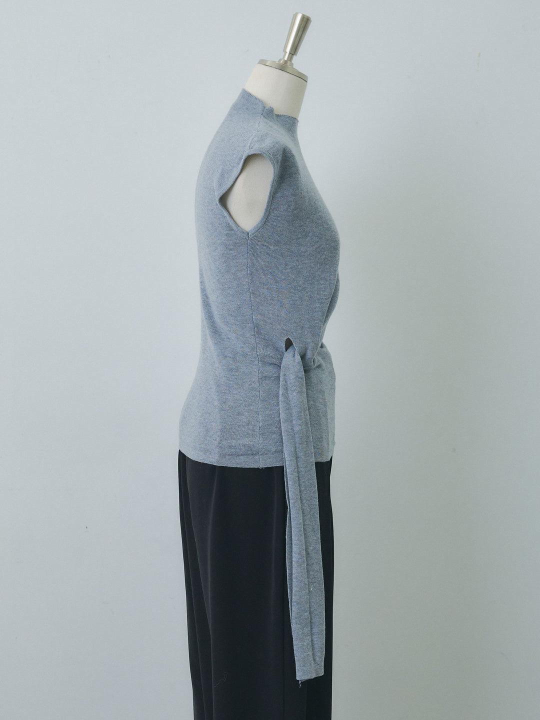[予約]サイドベルトボトルネックノースリーブニットトップス/gray