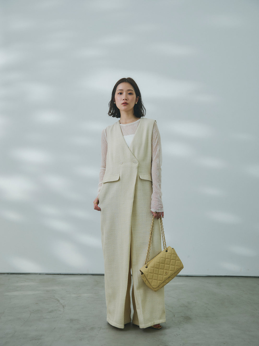 【預購】牛仔布質感人字紋背帶褲 / 米白色