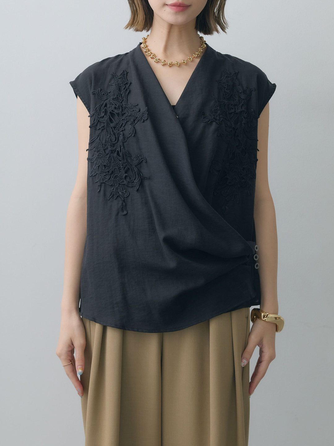 [予約]フロントレースノースリカシュクールブラウス/ black