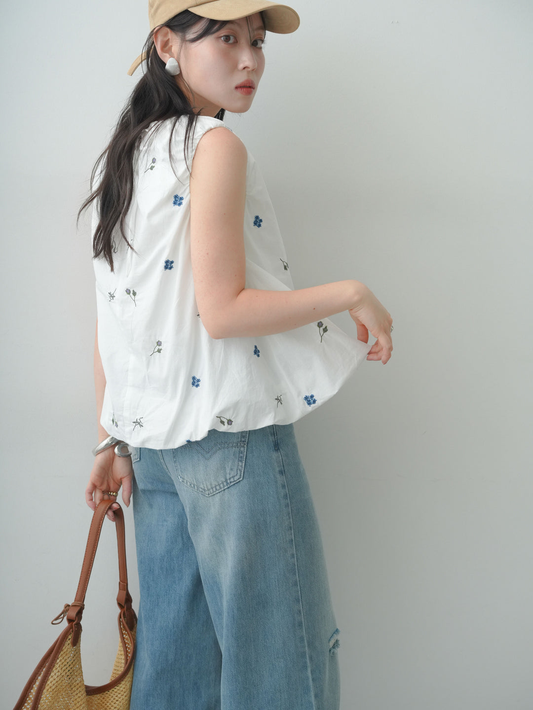 【套裝】花朵刺繡燈籠袖上衣+輕薄牛仔短褲（兩件套裝）