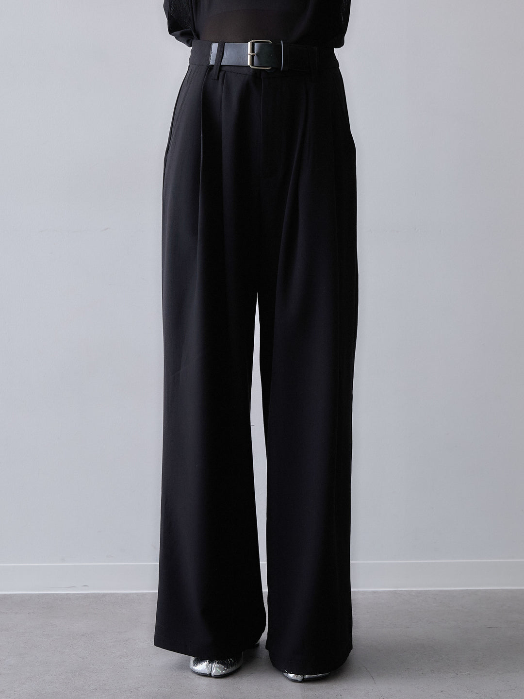 [予約]ベルトデザインツータックドレープワイドパンツ/black