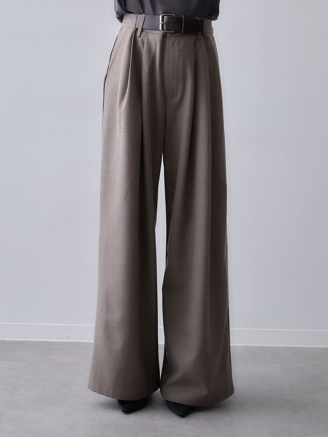 [予約]ベルトデザインツータックドレープワイドパンツ/brown