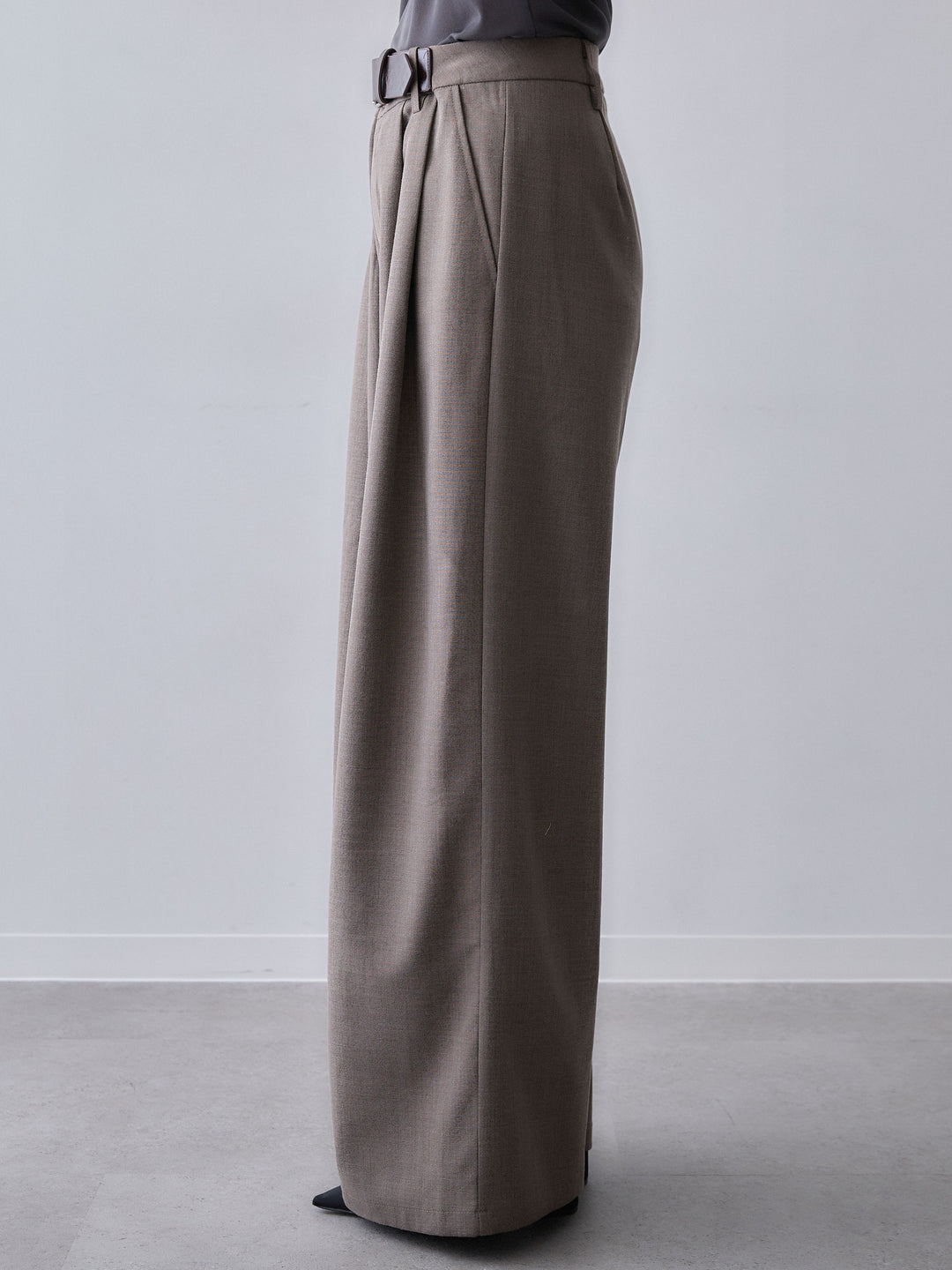 [予約]ベルトデザインツータックドレープワイドパンツ/brown