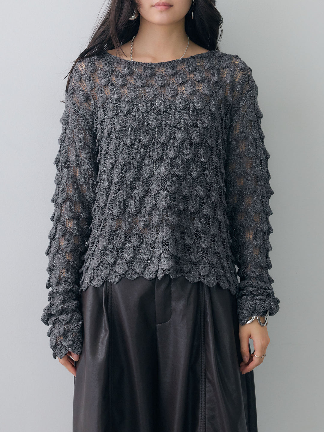 [予約]テクスチャードスカラップニットトップス/chacoal