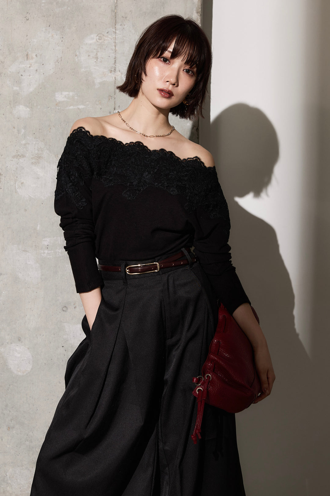 【預購】蕾絲邊露肩鏤空上衣 / 黑色