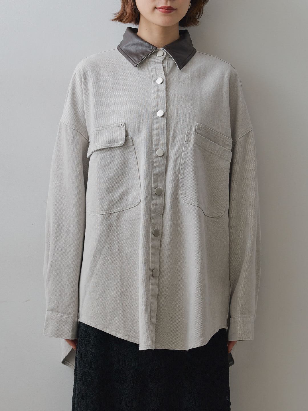 [予約]レザーカラーデザインポケットオーバーシャツ/white