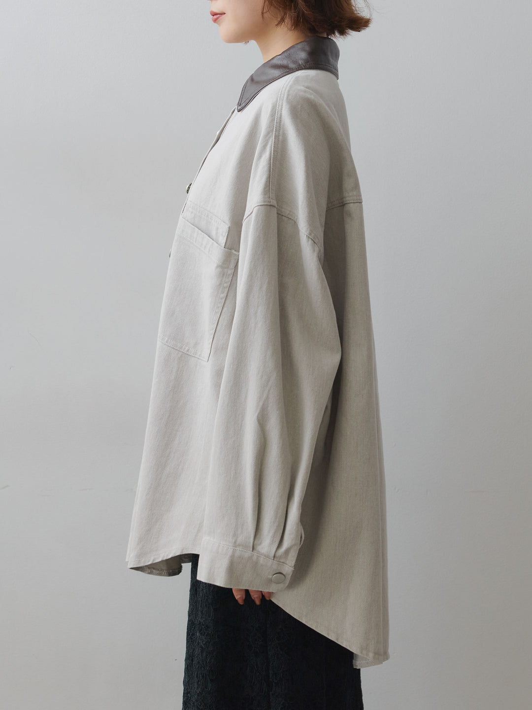 [予約]レザーカラーデザインポケットオーバーシャツ/white