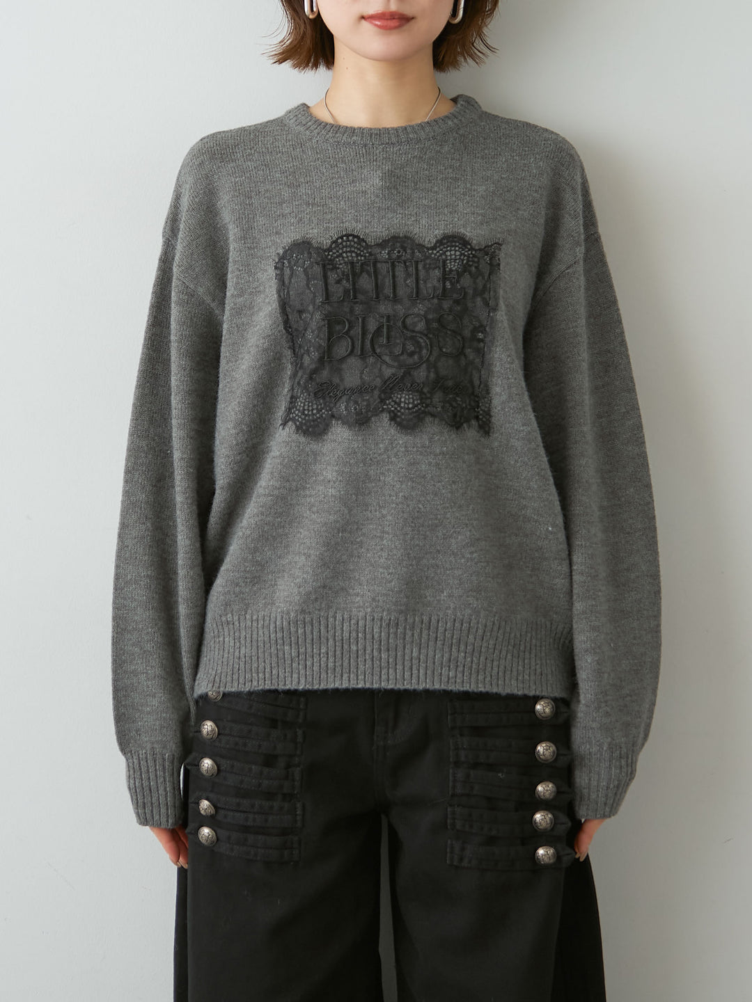 [予約]アルパカタッチ刺繍レースロゴニットプルオーバー/charcoal