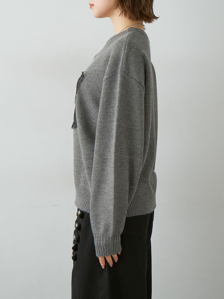 [予約]アルパカタッチ刺繍レースロゴニットプルオーバー/charcoal