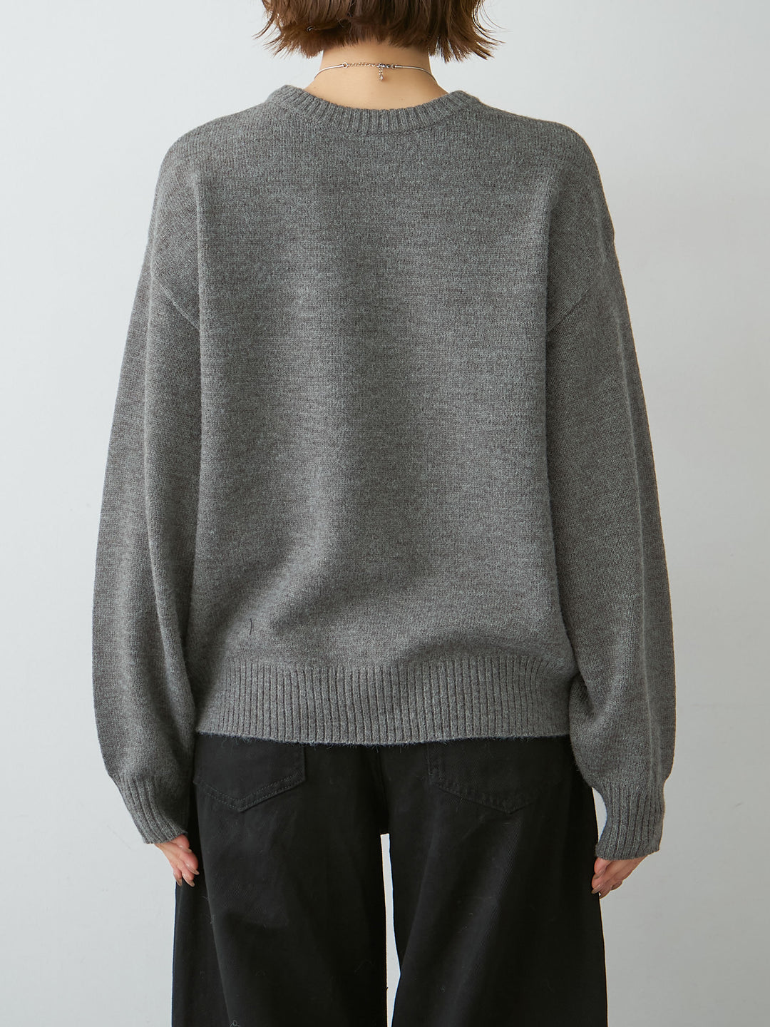 [予約]アルパカタッチ刺繍レースロゴニットプルオーバー/charcoal