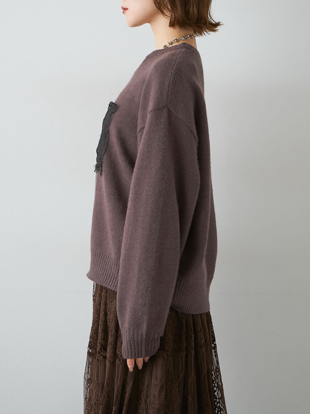 [予約]アルパカタッチ刺繍レースロゴニットプルオーバー/brown