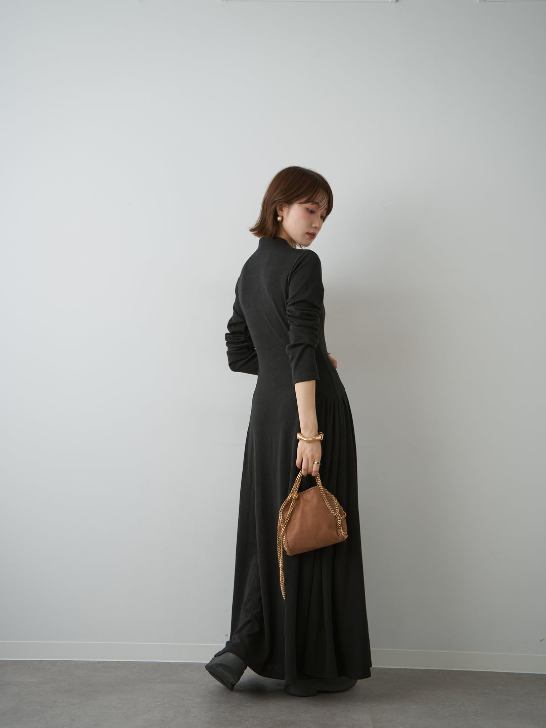 [予約]モックネックドレープニットソーワンピース/black