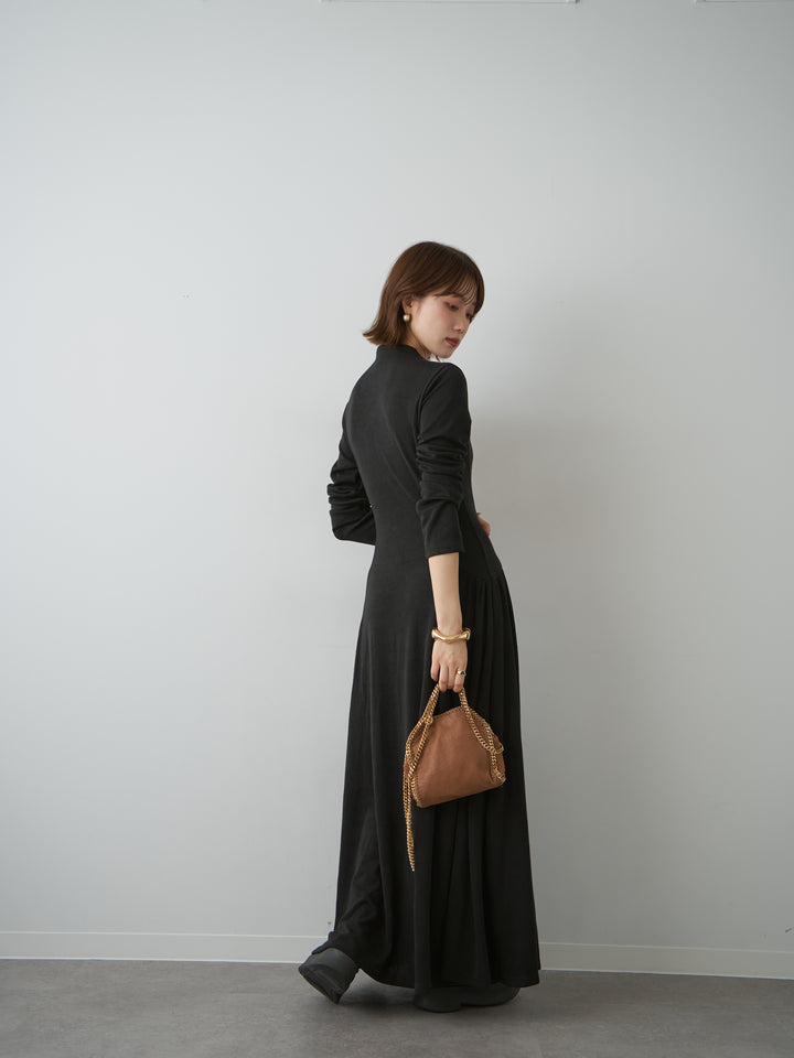 [予約]モックネックドレープニットソーワンピース/black